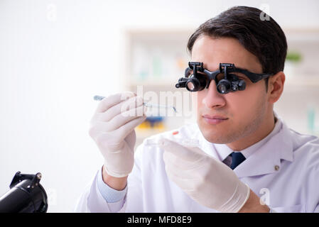 Sintesi del farmaco concetto con il farmacista lavorando nel laboratorio di ricerca Foto Stock