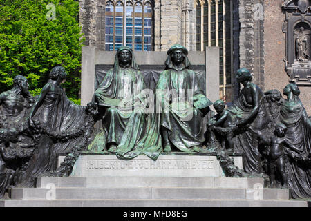 Monumento ai pittori fiamminghi Jan van Eyck (1390 - 9 luglio 1441) e Hubert van Eyck (c. 1385-90 - 18 settembre 1426) a Gand, Belgio Foto Stock