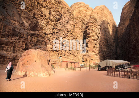 Gola di montagna nel Wadi Rum deserto con un Accampamento Beduino e pietra con scolpito un ritratto di un uomo, Giordania Foto Stock