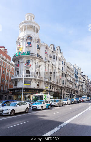 Madrid, Spagna - 11 Marzo 2015: una intensa mattinata congestionato nelle ore di punta sul traffico di Madrid Gran Via parkway in una giornata di sole. Foto Stock