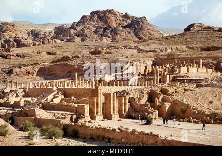Vista panoramica del colonnato street, le rovine del Grande Tempio e il gate del Temenos nell'antica città di Petra, Giordania Foto Stock