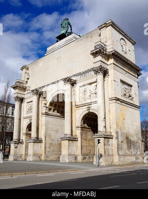 Il Siegestor, a tre archi di arco trionfale a Monaco di Baviera e sormontata da una statua della Baviera con un leone-quadriga Foto Stock