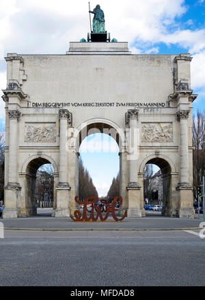 Il Siegestor, a tre archi di arco trionfale a Monaco di Baviera e sormontata da una statua della Baviera con un leone-quadriga Foto Stock