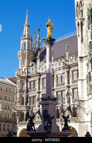 Monaco di Baviera Neues Rathaus, Nuovo Municipio, costruito in un riccamente decorato stile tra il 1867-84, dettaglio dell'estremità occidentale dell'ala 1898-1905, Foto Stock