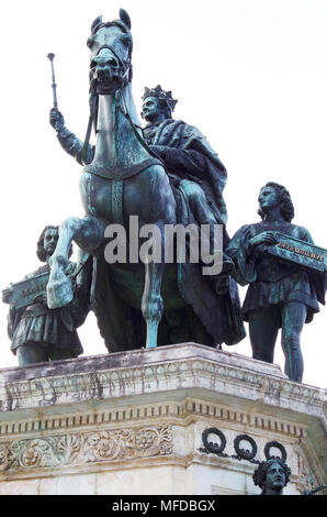 Statua equestre in bronzo di Re Ludwig di Baviera I, a Monaco di Baviera, scettro sollevata e un ragazzo di pagina su ogni lato, Foto Stock