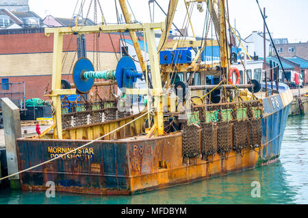 La pesca a strascico ornng "Star" è ormeggiata contro la parete del porto in casa di porto di Portsmouth. Foto Stock