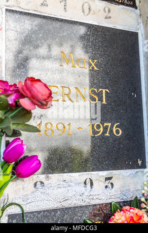 Parigi, Francia - 23 Marzo 2015: artista famoso Max Ernst il luogo di sepoltura al Cimitero di Père Lachaise nel centro di Parigi. Foto Stock