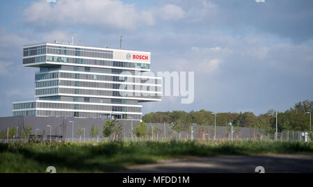 Il 25 aprile 2018, Germania, Renningen: il sole splende il giorno della Robert Bosch GmbH scheda finanziaria conferenza stampa presso il centro di ricerca e di advance engineering. Foto: Sebastian Gollnow/dpa Foto Stock