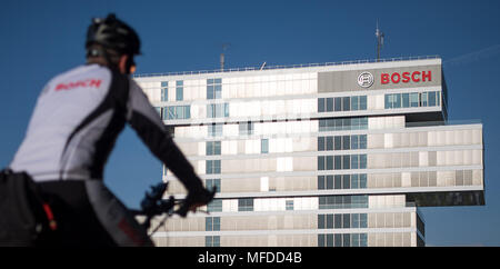 Il 25 aprile 2018, Germania, Renningen: Un ciclista aziona passato il centro di ricerca e progettazione di anticipo sul giorno della Robert Bosch GmbH dichiarazione finanziaria conferenza stampa. Foto: Sebastian Gollnow/dpa Foto Stock