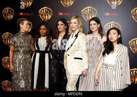 Las Vegas, NV, Stati Uniti d'America. 24 apr, 2018. Sarah Paulson, Mindy Kaling, Sandra Bullock, Cate Blanchett, Anne Hathaway e Awkwafina di presenze per la Warner Bros Presentazione al Cinemacon 2018, dal Colosseo al Caesars Palace a Las Vegas NV, Aprile 24, 2018. Credito: JA/Everett raccolta/Alamy Live News Foto Stock