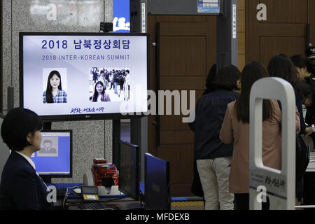 Goyang, GYEONGGI, Corea del Sud. Xxv Aprile, 2018. Aprile 25, 2018-Ilsan, Corea del Sud - Una vista della sicurezza check point del vertice intercoreano Main Press Centre a Kintex A Ilsan, Goyang, Corea del Sud. Vertice intercoreano tenutosi a Panmunjom Casa di pace il 27 aprile 2018. Credito: Ryu Seung-Il/ZUMA filo/Alamy Live News Foto Stock