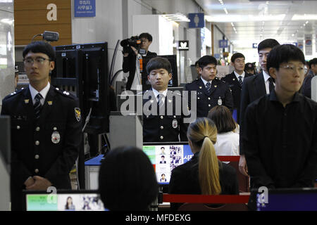 Goyang, GYEONGGI, Corea del Sud. Xxv Aprile, 2018. Aprile 25, 2018-Ilsan, Corea del Sud - Una vista della sicurezza check point del vertice intercoreano Main Press Centre a Kintex A Ilsan, Goyang, Corea del Sud. Vertice intercoreano tenutosi a Panmunjom Casa di pace il 27 aprile 2018. Credito: Ryu Seung-Il/ZUMA filo/Alamy Live News Foto Stock