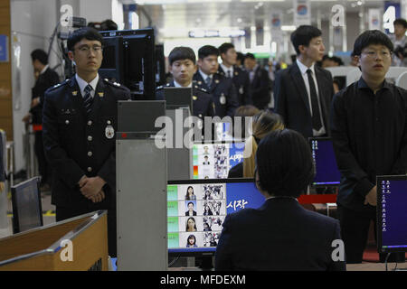 Goyang, GYEONGGI, Corea del Sud. Xxv Aprile, 2018. Aprile 25, 2018-Ilsan, Corea del Sud - Una vista della sicurezza check point del vertice intercoreano Main Press Centre a Kintex A Ilsan, Goyang, Corea del Sud. Vertice intercoreano tenutosi a Panmunjom Casa di pace il 27 aprile 2018. Credito: Ryu Seung-Il/ZUMA filo/Alamy Live News Foto Stock