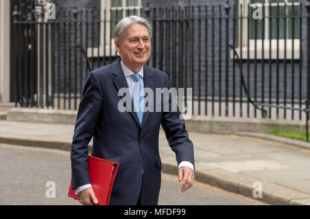 Londra, Regno Unito. Xxv Aprile 2018, Philip Hammond, Cancelliere dello Scacchiere lasciando 11 di Downing Street per Credito PMQ Ian Davidson/Alamy Live News Foto Stock