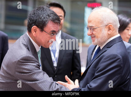 Bruxelles, Belgio. Xxv Aprile, 2018. Giapponese Ministro degli esteri Taro Kono saluta con il Ministro degli esteri iracheno Ibrahim al-Jaafari durante una conferenza su 'il sostegno del futuro della Siria e la regione a livello di Unione europea la sede del Consiglio a Bruxelles, Belgio, 25 aprile 2018. Credito: Thierry Monass/Xinhua/Alamy Live News Foto Stock