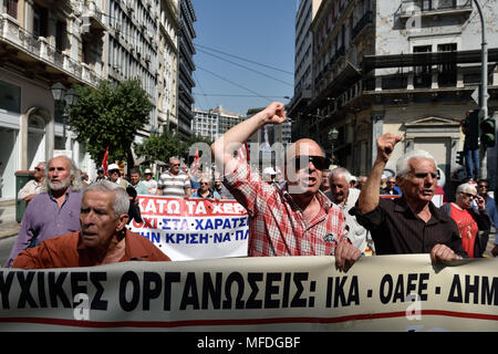 Atene, Grecia. Xxv Aprile, 2018. La protesta dei pensionati contro i tagli delle pensioni in Atene in Grecia. Credito: Nicolas Koutsokostas/Alamy Live News. Foto Stock