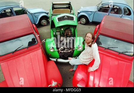 Sul cofano di una Citroen 2CV su 27.5.1998 in Regensburg Josef Danneck fece confortevole. Il 39-anno-vecchio è il master del 'ducks': 50 copie della leggendaria vettura, il Oberpfalzer gestisce una società di leasing. Egli acquista le vecchie e arrugginite cult automobili per di solito solo poche centinaia di marchi, li porta indietro fino a zero e quindi li offre in affitto. Sebbene il modello francese di successo non è stata prodotta a partire dal 1991, più e più 'duck' fan sono la firma di un contratto di leasing con Danneck. Una quantità di 500 marchi e il pagamento di un canone mensile di 150 segni sono tutti a destra - è anche possibile immergere con Foto Stock