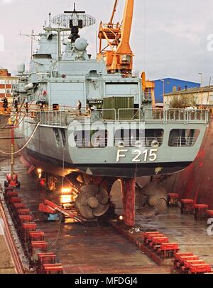 La fregata "Brandenburg' della Marina tedesca è il 7.1.1998 a profonda revisione e riparazione nel bacino di carenaggio del Lloyd Bremerhaven cantiere navale. Il tipo di nave il nuovo federale tedesco forze armate fregate rappresenta così come il primo ordine Bundeswehr per la già appartenenti al gruppo Bremer vulcano AG AG Lloyd shipyard dopo il fallimento del cantiere navale gruppo. Il costruito su Amburgo Blohm Voss shipyard 'Brandeburgo' è all'inizio di marzo in per tornare alla sua base dopo Wilhelmshaven. | Utilizzo di tutto il mondo Foto Stock