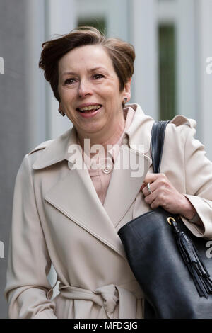 Londra, Regno Unito. Xxv Aprile 2018. Fran Unsworth, Capo della BBC News arriva a rulli Costruzione dell'Alta corte di Londra dove Sir Cliff Richard si chiede un risarcimento contro la BBC per la perdita di guadagni. Credito: TPNews/Alamy Live News Foto Stock