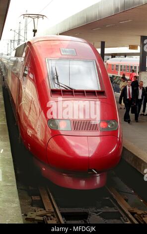 Un treno ad alta velocità del TGV francese tipo rotoli in Hamburger Bahnhof Altona il 18.6.1998. La stazione TGV-Thalys unità multiple del belga 'Westrail internazionale" è stato offerto dalla società del corso di tedesco AG, al fine di catturare i colli di bottiglia nel ghiaccio enterprise sulla distanza Hamburg-Bonn. | Utilizzo di tutto il mondo Foto Stock