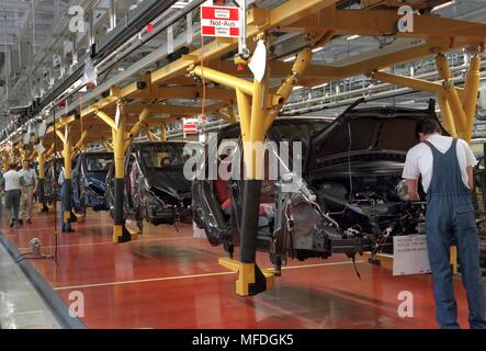 Le linee di produzione della Mercedes Rastatt impianto sono attualmente producendo la UN-classe. 07/14/1997. Dove fino a ottobre 1996 ancora l'E-Class è stata montata, sono a rullo in futuro per ogni anno fino a 200000 una classe di modelli di nastro. Il lancio sul mercato il 18 ottobre è previsto per la produzione di circa 8 mila veicoli, circa 28.000 entro la fine dell'anno. L obiettivo è quello di produrre 800 vetture al giorno. Per la sua "baby-Benz", con la Mercedes vuole entrare nel golf di classe per la prima volta la Schwabische automobilistico ha completamente rinnovato la sua fabbrica in Rastatt, Baden in pochi mesi. | Utilizzo di tutto il mondo Foto Stock
