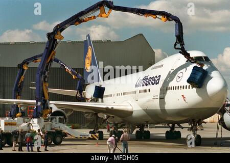 Due bus gigante sarà a volare su Frankfurt Rhein-Main aeroporto tramite un Boeing 747 il 16.4.1997. 'Skywash', il mondo il primo aereo sistema di lavaggio che Lufthansa ha messo in funzione salva i tecnici' le mani bagnate in futuro. La pulizia del velivolo avviene come in un lavaggio auto: le macchine vengono spruzzate con una rondella e quindi pulita dalla spazzola grande-montate spazzole. Mentre in passato la pulizia esterna di un Boeing 747 ha preso circa undici ore, gli elefanti potrebbero ora essere pulite nuovamente entro tre ore. Lufthansa ha investito circa undici milioni di marchi nella nuova tecnologia. | Foto Stock