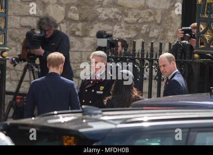 L'Abbazia di Westminster, Londra, Regno Unito. Il 25 aprile, 2018. Anzac Day Service nella Westminster Abbey a 12.00 a Londra con gli ospiti invitati. Il principe Harry, Meghan Markle e del principe Guglielmo duca di Cambridge in arrivo. Credito: Malcolm Park/Alamy Live News. Foto Stock