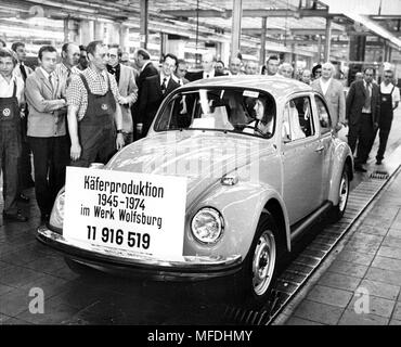 Un pezzo di storia nel settore automobilistico è stato il 1 luglio 1974 nella sede di Volkswagen a Wolfsburg giunto alla fine: l'ultimo costruito qui VW Kafer dalla band. In futuro la VW Golf sarà prodotta a Wolfsburg. | Utilizzo di tutto il mondo Foto Stock