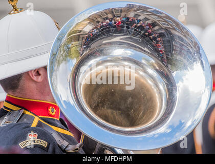 Londra, Regno Unito. Xxv Aprile 2018. La folla riflessa nuovamente nel corno di un Royal Marine bandsman - il principe Harry e Boris Johnson frequentare un AnZAC Day Memorial il servizio presso il Cenotafio, in Whitehall. Credito: Guy Bell/Alamy Live News Foto Stock