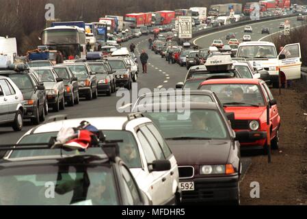 Il 30.3.96, i veicoli sulla autostrada A9 tra le giunzioni Altmuhltal e Denkendorf in direzione di Monaco di Baviera collidere su una distanza di 18 chilometri. Nel denso traffico turistico all'inizio delle vacanze di Pasqua in mattinata sulla neve-slick via 24 auto e un autobus era scontrato e parzialmente bruciato. In questa importantissima carambolage, cinque persone sono state gravemente ferite e almeno dieci feriti. | Utilizzo di tutto il mondo Foto Stock