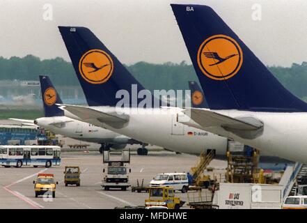 La strada per la completa privatizzazione di Deutsche Lufthansa (foto dal 6.5.1994, Rhein-Main-aeroporto, Frankfurt am Main) è ancora aperto di quest'anno. Il Gabinetto federale ha approvato il relativo disegno di legge su gennaio 14, 1997 a Bonn. Il ministro dei Trasporti federale Matthias Wissmann (CDU) ha espresso la sua fiducia che il Borsengang con il restante 36 per cento delle quote della ex società di proprietà dello Stato si svolgerà quest'anno. Il pacchetto azionario ha un valore di quasi tre miliardi di marchi dopo il prezzo corrente di un preventivo. La maggioranza deve essere garantito per gli azionisti tedesco. La legge ha ancora a Foto Stock