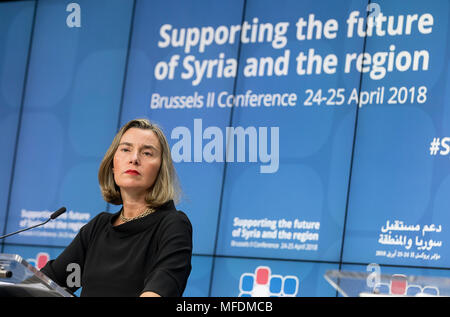 Bruxelles, Belgio. Xxv Aprile, 2018. Politica estera UE chief Federica Mogherini parla durante una conferenza stampa dopo la conferenza su 'il sostegno del futuro della Siria e la regione a livello di Unione europea la sede del consiglio a Bruxelles, Belgio, 25 aprile 2018. Credito: Thierry Monass/Xinhua/Alamy Live News Foto Stock