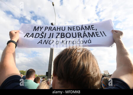 Praga, Repubblica Ceca. Xxv Aprile, 2018. Le persone che frequentano un blocco simbolico di Liben ponte di Praga, Mercoledì, 24 aprile 2018. Il Prague City Council ha approvato ieri il piano per tirare verso il basso il 90-anno-vecchio Liben ponte che attraversa il fiume Vltava (Moldau) fiume nella parte settentrionale della città a causa della sua scarsa condizione tecnica e per consentire la sua sostituzione con un nuovo ponte. Il progetto richiede ancora il consenso della città di montaggio che è di votare su di essa il giovedì. Credito: CTK/Alamy Live News Foto Stock