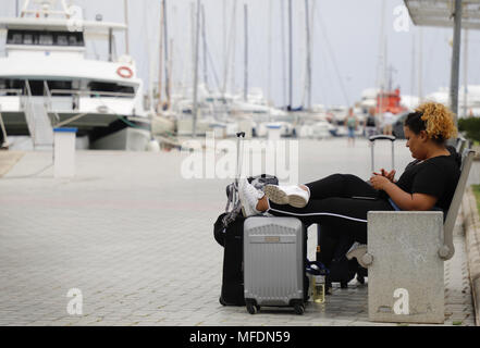 Aprile 25, 2018 - Palma di Maiorca, isole Baleari, Spagna - a partire dal mese di luglio, padroni di casa a Palma, sull'isola delle Baleari di Maiorca, non sarà consentito di affittare i loro appartamenti ai turisti. Si tratta di una misura pionieristica in Spagna, dove altre città sono anche alle prese con le conseguenze del turismo di massa, tra cui i centri di sovraffollamento e volare in affitto. Si prevede che il provvedimento sarà approvato inizialmente nel municipale sessione plenaria di giovedì,Aprile 26, per essere sottoposto ad un periodo di esposizione pubblica e hanno l'approvazione finale in pieno in luglio. (Credito Immagine: © Clara Margais via ZUMA filo) Foto Stock