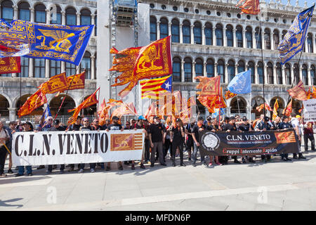 Venezia, Veneto, Italia. Xxv Aprile 2018. Le feste in piazza San Marco la marcatura Liberation Day (Festa della Liberazione) per commemorare la fine della II Guerra Mondiale e l'occupazione nazista di Italia e commemorando i loro soldati caduti. Per Venezia è anche la festa di San Marco (Festa di San Marco il patrono della città dell'anniversario della sua morte. Gruppo CLN azienda Banner attivazione per la liberazione di Venezia dalla regola dell'Italia in Piazza San Marco. Credito/MCpics Alamy Live News Foto Stock