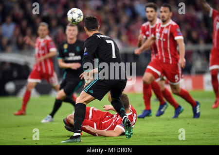 Monaco di Baviera, Germania. Xxv Aprile, 2018. Il 25 aprile 2018, Germania, Monaco di Baviera: Calcio, Champions League, knockout round, semi-finale prima gamba, Bayern Monaco vs Real Madrid. Credito: Sven Hoppe/dpa/Alamy Live News Foto Stock