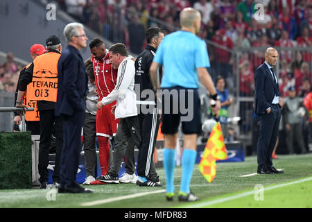 Monaco di Baviera, Germania. Xxv Aprile, 2018. Il 25 aprile 2018, Germania, Monaco di Baviera: Calcio, Champions League, knockout round, semi-finale prima gamba, Bayern Monaco vs Real Madrid. Credito: Matthias esitano di fronte/dpa/Alamy Live News Foto Stock