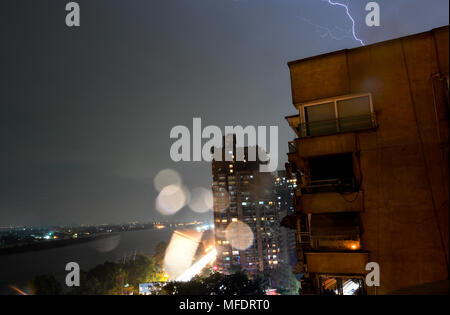 Il Cairo, Egitto. Xxv Aprile, 2018. Un fulmine lampeggia sul Cairo, Egitto, il 25 aprile 2018. Diverse parti de Il Cairo e Giza assistito a pioggia pesante con tuoni e fulmini mercoledì. Credito: Wu Huiwo/Xinhua/Alamy Live News Foto Stock