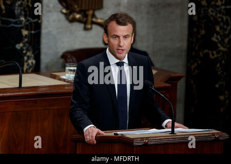 Washington, Stati Uniti d'America. Xxv Aprile, 2018. Il Presidente francese Emmanuel Macron risolve una sessione congiunta degli Stati Uniti Congresso a Washington, DC, Stati Uniti, il 25 aprile 2018. Credito: Ting Shen/Xinhua/Alamy Live News Foto Stock