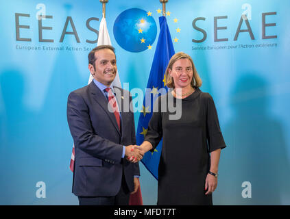 Bruxelles, Belgio. Xxv Aprile, 2018. Alto Rappresentante UE per la politica estera e di sicurezza Federica Mogherini (R) incontra il Qatar con il Ministro degli Esteri Sheikh Mohammed bin Abdulrahman bin Jassim Al-Thani al marginale di una conferenza internazionale sul futuro della Siria a Bruxelles, in Belgio, il 25 aprile 2018. Credito: Consiglio Europeo/Xinhua/Alamy Live News Foto Stock