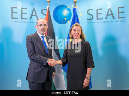 Bruxelles, Belgio. Xxv Aprile, 2018. Alto Rappresentante UE per la politica estera e di sicurezza Federica Mogherini (R) incontra il ministro giordano degli Affari Esteri Ayman Safadi al marginale di una conferenza internazionale sul futuro della Siria a Bruxelles, in Belgio, il 25 aprile 2018. Credito: Consiglio Europeo/Xinhua/Alamy Live News Foto Stock