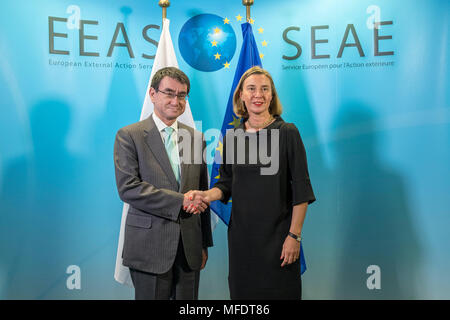 Bruxelles, Belgio. Xxv Aprile, 2018. Alto Rappresentante UE per la politica estera e di sicurezza Federica Mogherini (R) incontra giapponesi con il Ministro degli esteri Taro Kono al marginale di una conferenza internazionale sul futuro della Siria a Bruxelles, in Belgio, il 25 aprile 2018. Credito: Consiglio Europeo/Xinhua/Alamy Live News Foto Stock