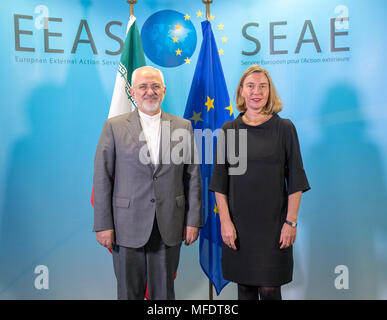 Bruxelles, Belgio. Xxv Aprile, 2018. Alto Rappresentante UE per la politica estera e di sicurezza Federica Mogherini (R) incontra il ministro degli Esteri iraniano Mohammad Javad Zarif al marginale di una conferenza internazionale sul futuro della Siria a Bruxelles, in Belgio, il 25 aprile 2018. Credito: Consiglio Europeo/Xinhua/Alamy Live News Foto Stock