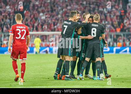 FC Bayern - Real Madrid Calcio, Monaco di Baviera, Aprile 25, 2018 Marcelo, Real Madrid 12 celebrare l'obiettivo per 1-2 con Toni KROOS, Real Madrid 8 CRISTIANO RONALDO Real Madrid 7 Giosuè KIMMICH, FCB 32 triste FC Bayern Monaco - REAL MADRID Football 1-2 Champions League, Monaco, 25 aprile 2018, STAGIONE 2017/2018 © Peter Schatz / Alamy Live News Foto Stock