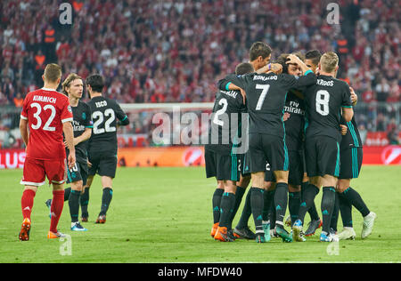 FC Bayern - Real Madrid Calcio, Monaco di Baviera, Aprile 25, 2018 Marcelo, Real Madrid 12 celebrare l'obiettivo per 1-2 con Toni KROOS, Real Madrid 8 CRISTIANO RONALDO Real Madrid 7 Giosuè KIMMICH, FCB 32 triste FC Bayern Monaco - REAL MADRID Football 1-2 Champions League, Monaco, 25 aprile 2018, STAGIONE 2017/2018 © Peter Schatz / Alamy Live News Foto Stock