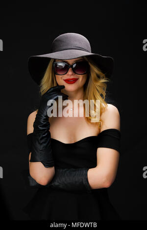 Nudo di donna bionda con lungo nero guanti e stivali in pelle Foto stock -  Alamy