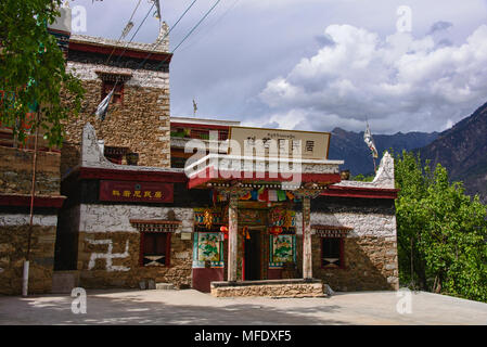 Tibetani tradizionali case in un affascinante villaggio di Jiaju, Sichuan, in Cina Foto Stock