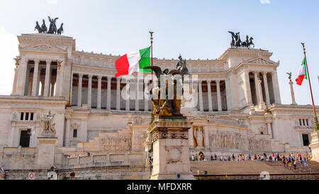 L'Altare della Patria o Il Vittoriano , un monumento costruito in onore di Vittorio Emanuele il primo re di una Italia unificata, Roma. Foto Stock