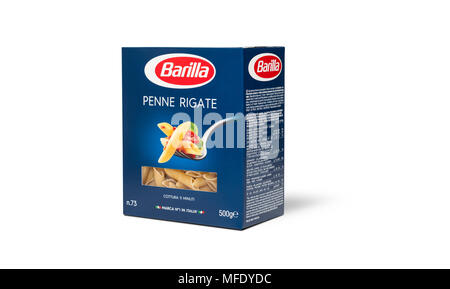 CHISINAU in Moldova - Aprile 20, 2018: Barilla Penne Rigate pasta italiana in una scatola isolata su sfondo bianco. Barilla è un cibo italiano company, te Foto Stock