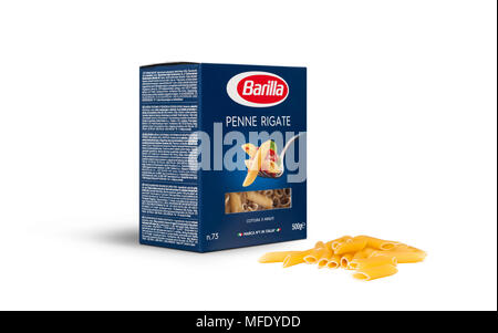 CHISINAU in Moldova - Aprile 20, 2018: Barilla Penne Rigate pasta italiana in una scatola isolata su sfondo bianco. Barilla è un cibo italiano company, te Foto Stock